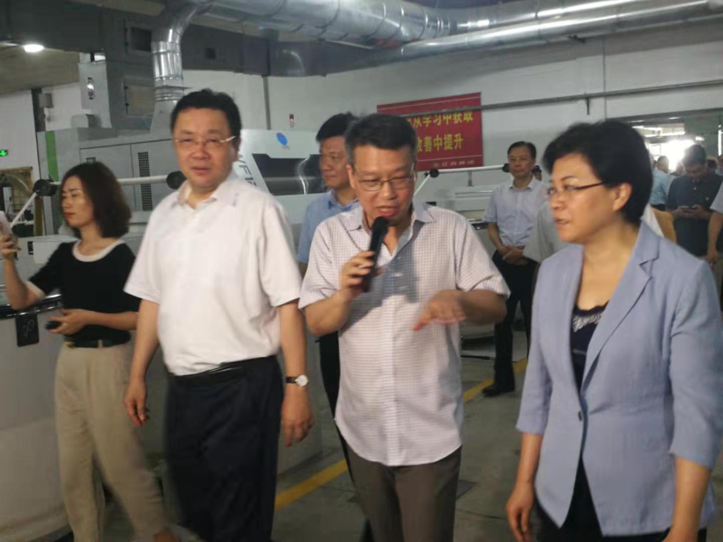 蔣躍東(中)介紹企業今后智能化發展目標。楊岳(左)、韓立明(右) 蔣躍東(中)介紹企業今后智能化發展目標。楊岳(左)、韓立明(右)